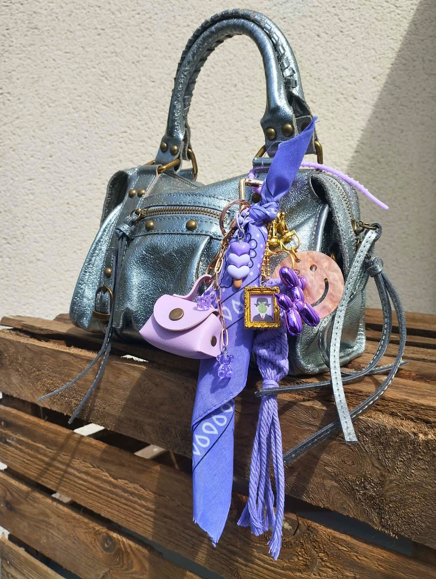Bijou de sac élégant aux finitions dorées et violet, mini-sac, rubans de macramé et breloque délicates, modèle unique Totem Pop.