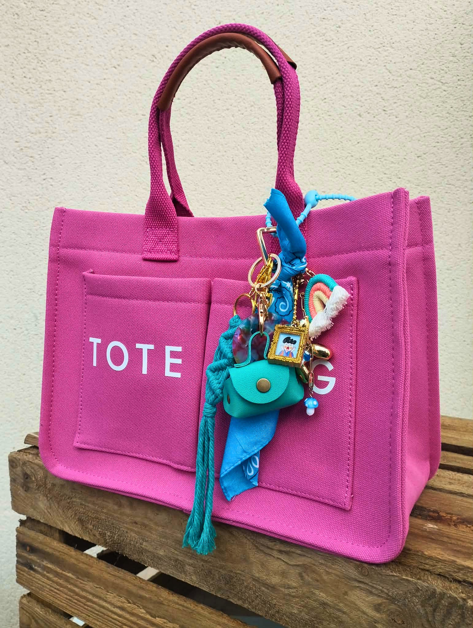 Gri-gri au nuance bleu bohème chic avec franges, charms et talismans protecteurs, fait main