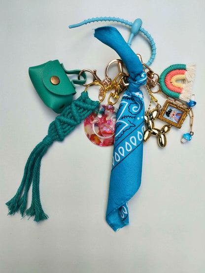Gri-gri au nuance bleu bohème chic avec franges, charms et talismans protecteurs, fait main