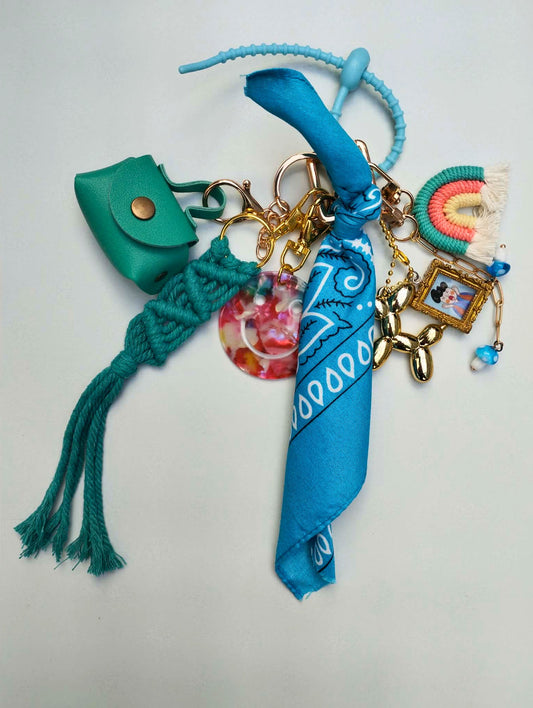 Gri-gri au nuance bleu bohème chic avec franges, charms et talismans protecteurs, fait main