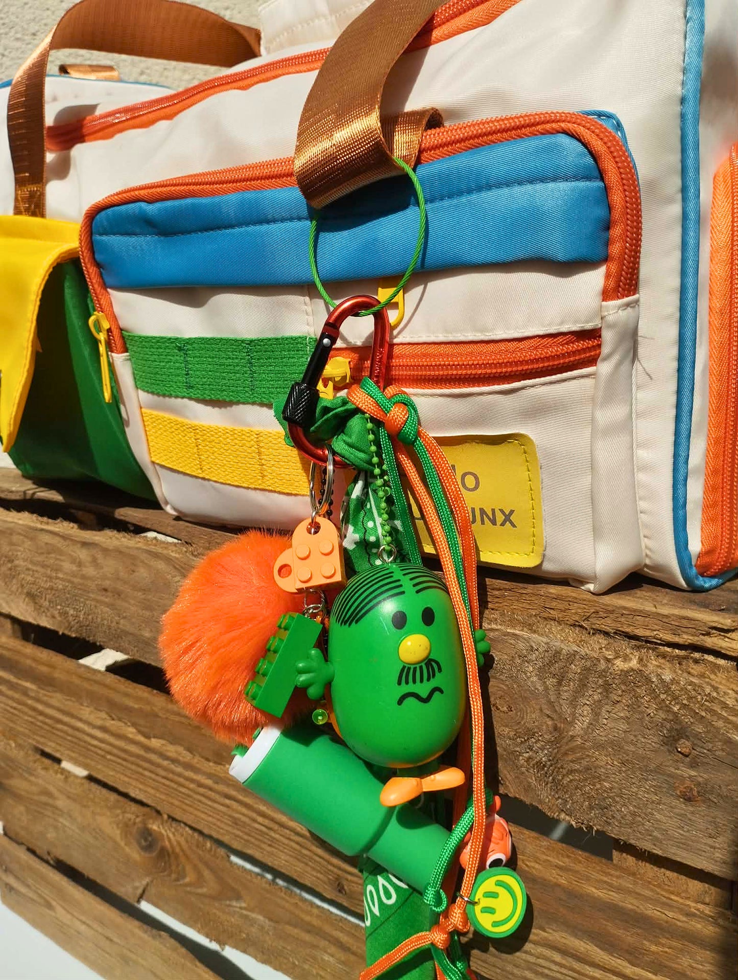 Accessoire de sac Pop et coloré vert orange avec figurine et pendentifs ludiques, issu de la Tribu monsieur&madame