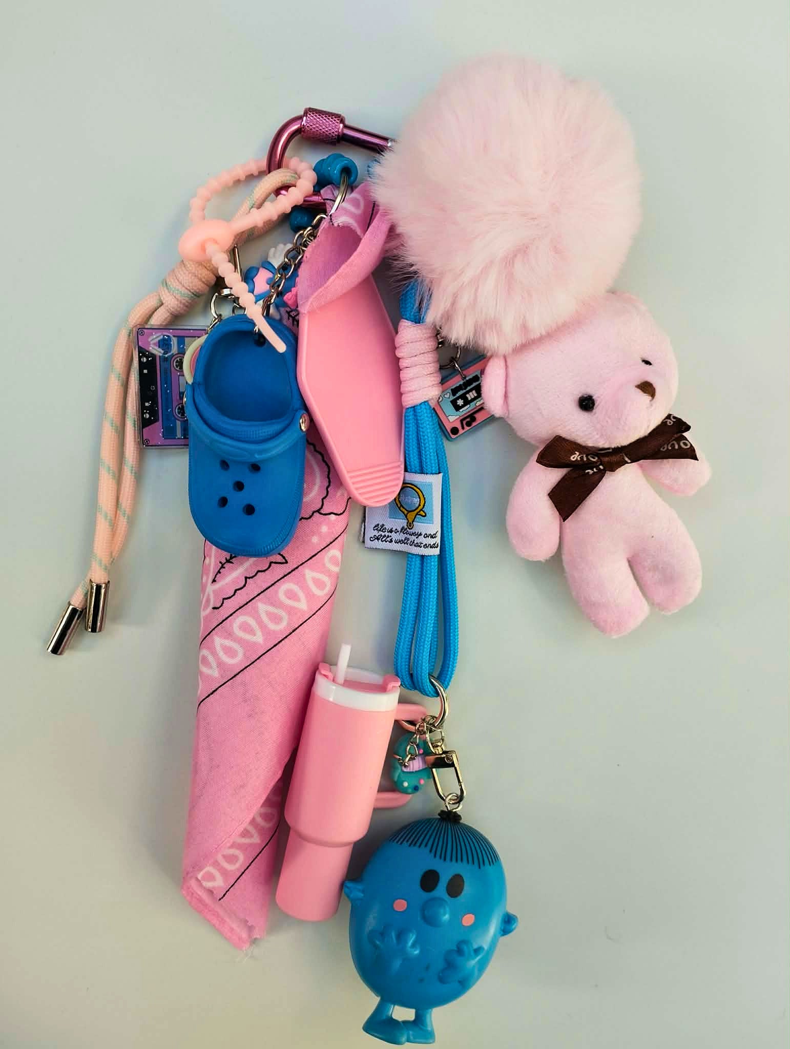 Accessoire de sac Pop et coloré avec figurine bleu et pendentifs ludiques rose, issu de la Tribu des monsieur&madame