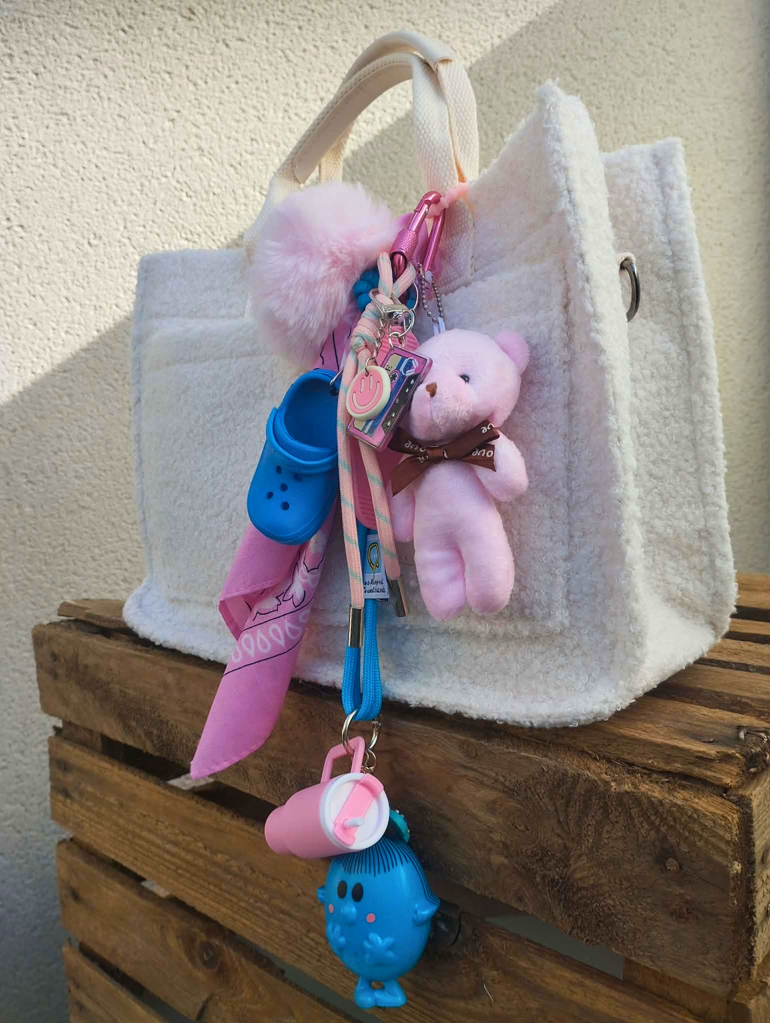 Accessoire de sac Pop et coloré avec figurine bleu et pendentifs ludiques rose, issu de la Tribu des monsieur&madame