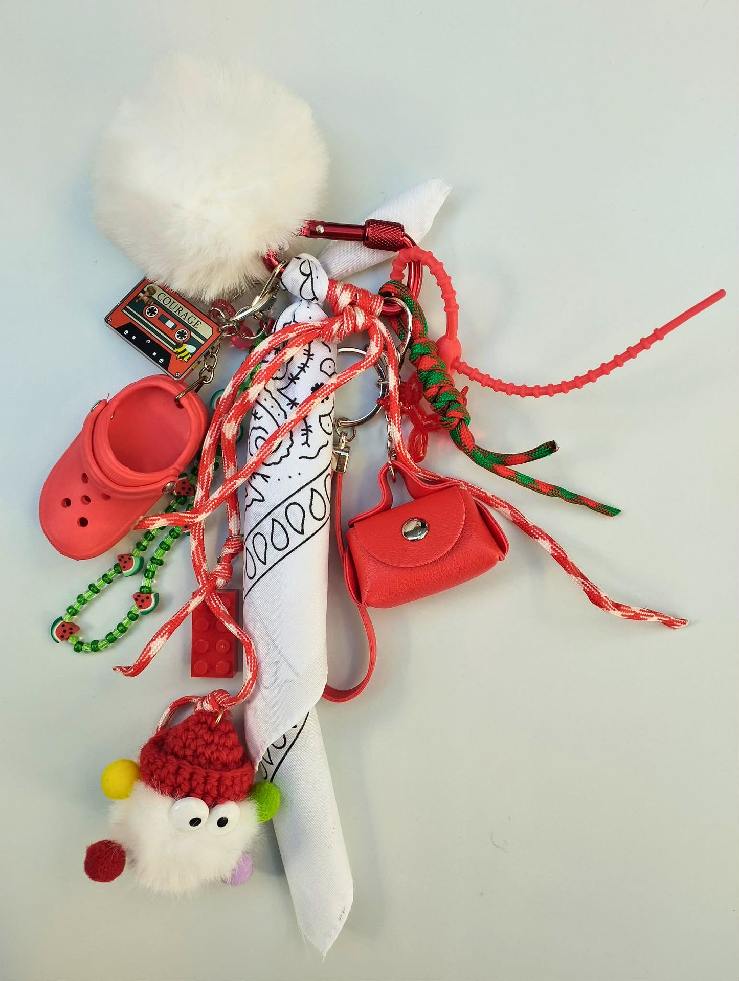 gri-gri mignon porte bonheur rouge et blanc avec breloques et charms