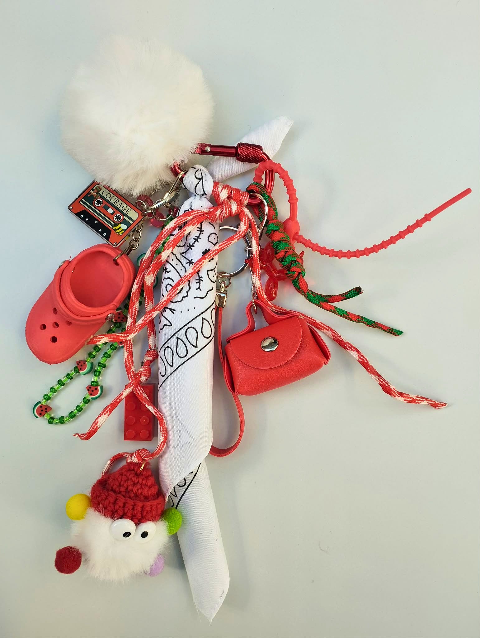 gri-gri mignon porte bonheur rouge et blanc avec breloques et charms