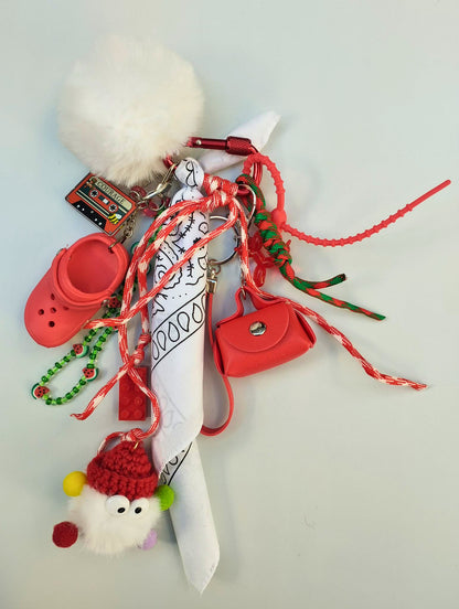gri-gri mignon porte bonheur rouge et blanc avec breloques et charms