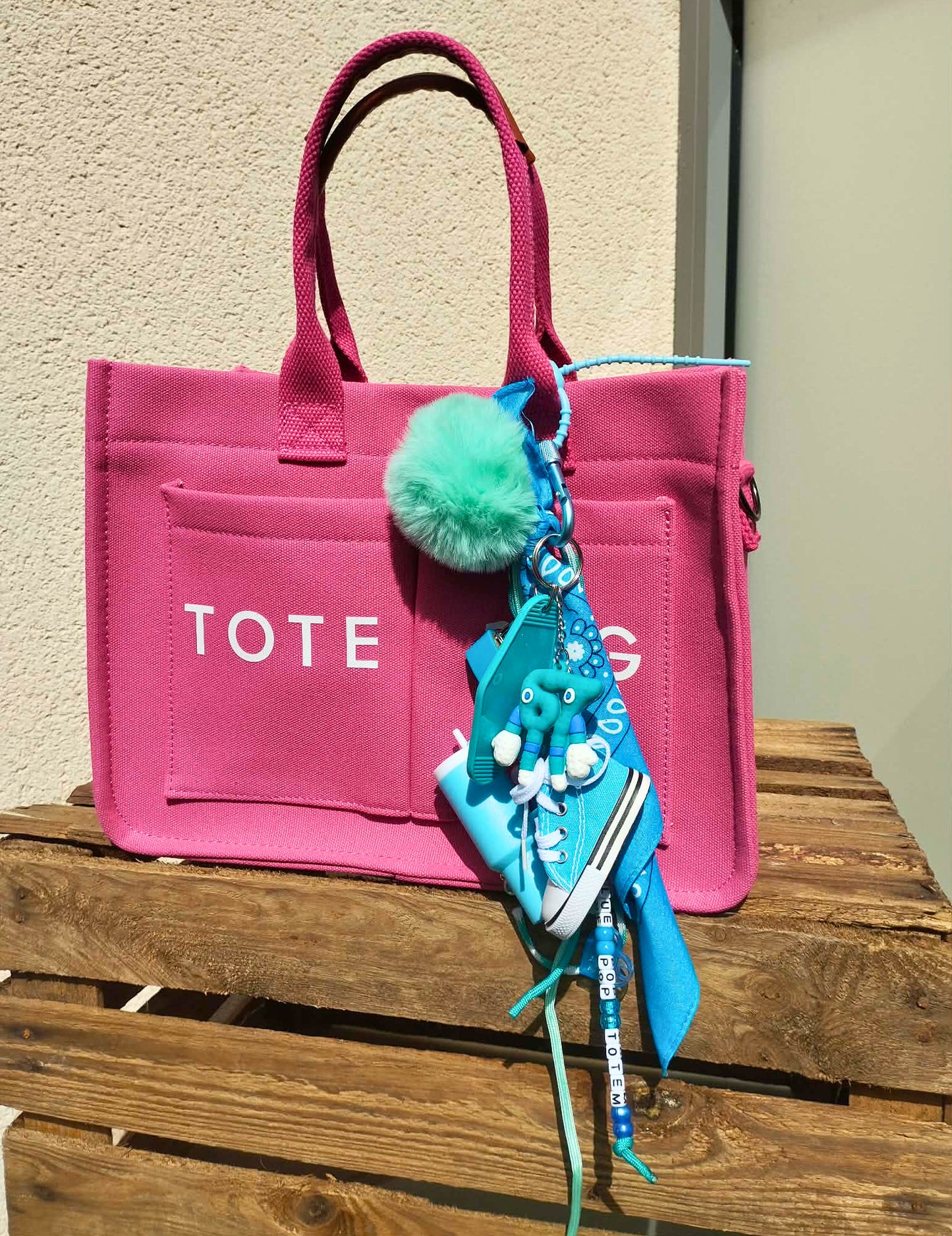 Gri-gri totem bohème chic avec franges, perles artisanales et talismans protecteurs, fait main