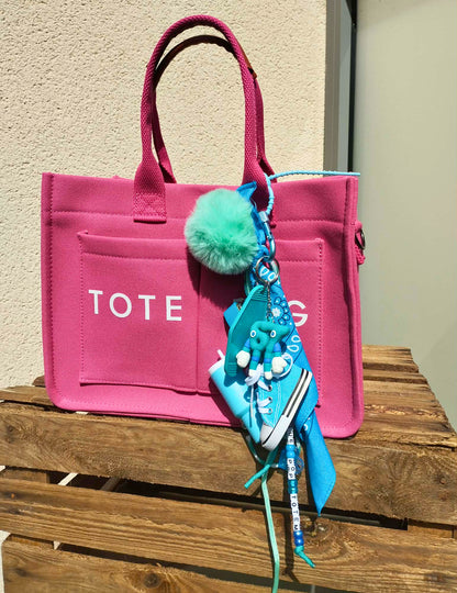 Gri-gri totem bohème chic avec franges, perles artisanales et talismans protecteurs, fait main