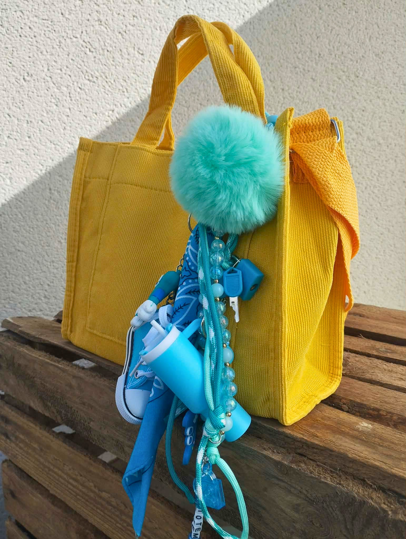 Gri-gri totem bohème chic avec franges, perles artisanales et talismans protecteurs, fait main
