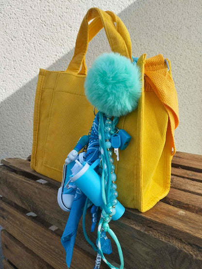 Gri-gri totem bohème chic avec franges, perles artisanales et talismans protecteurs, fait main