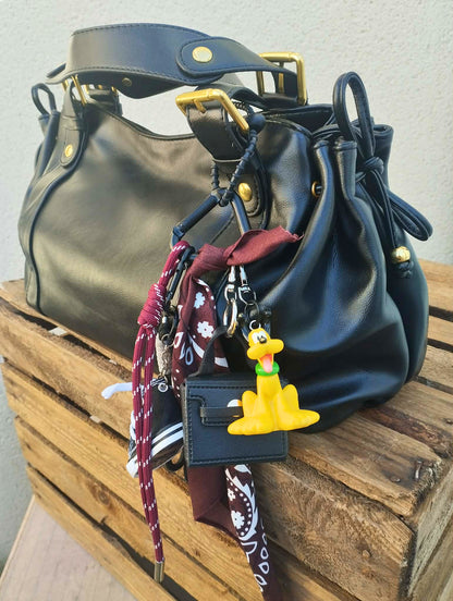 Gri-gri de sac original avec figurine de chien connu, paracorde et rubans texturés, fait main par Totem Pop. figurine upcyclée