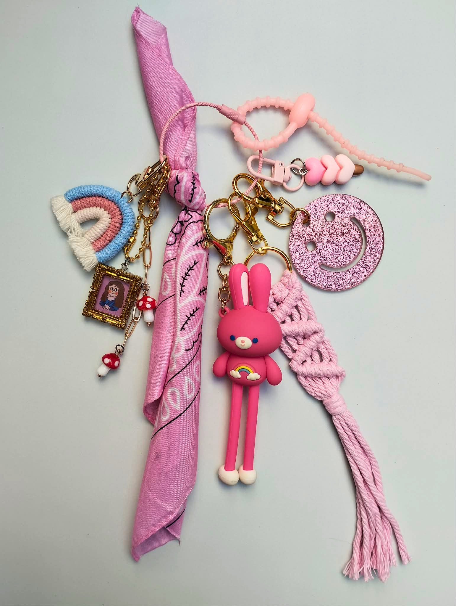Bijou de sac doux avec éléments en crochet et breloques champignons, figurine lapin rose modèle roxy rabbit de la Tribu/collection smile