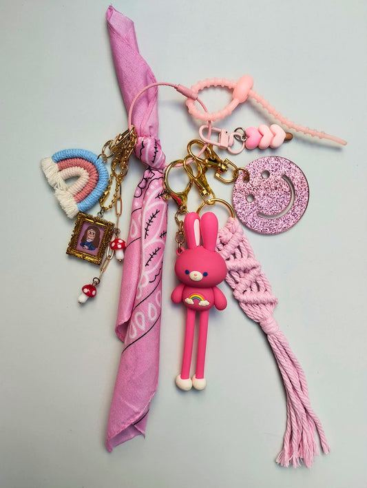 Bijou de sac doux avec éléments en crochet et breloques champignons, figurine lapin rose modèle roxy rabbit de la Tribu/collection smile