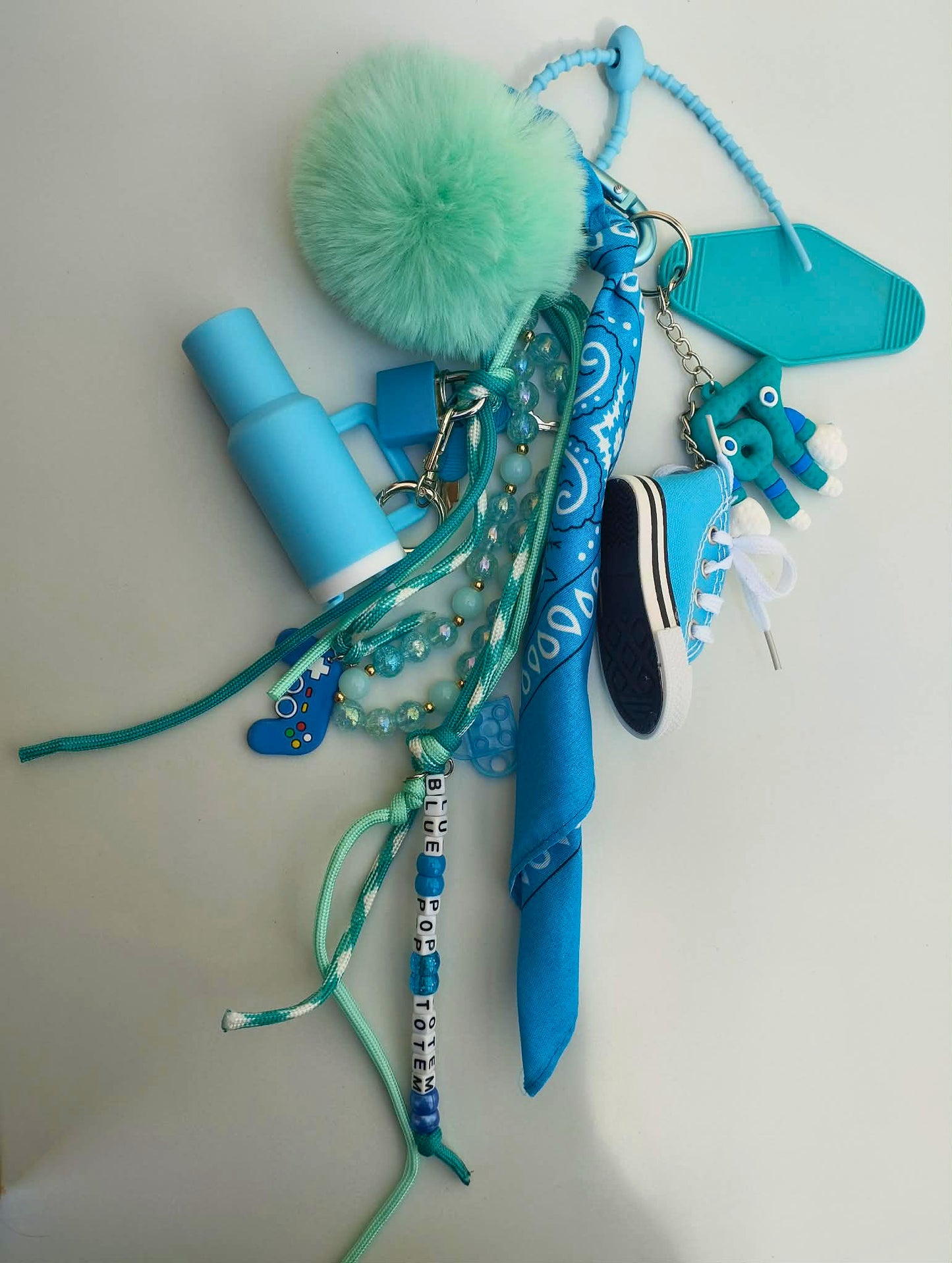 Gri-gri totem bohème chic avec franges, perles artisanales et talismans protecteurs, fait main