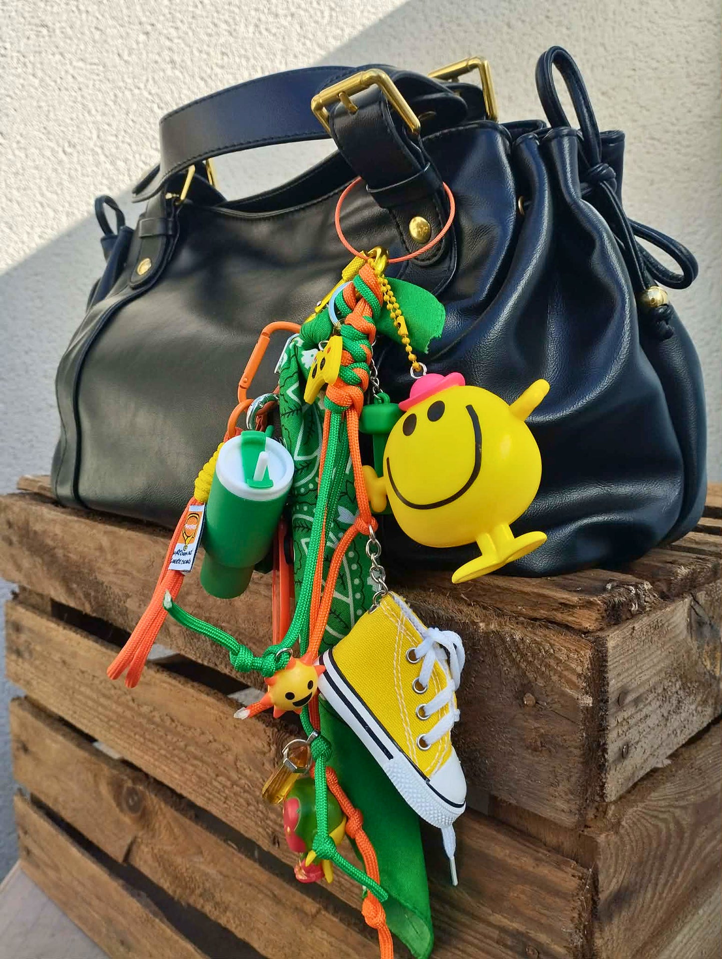 L'un des emblématiques gri-gris de chez Totem Pop, un concentré de couleurs et de bonne humeur à accrocher partout comme porte bonheur. 