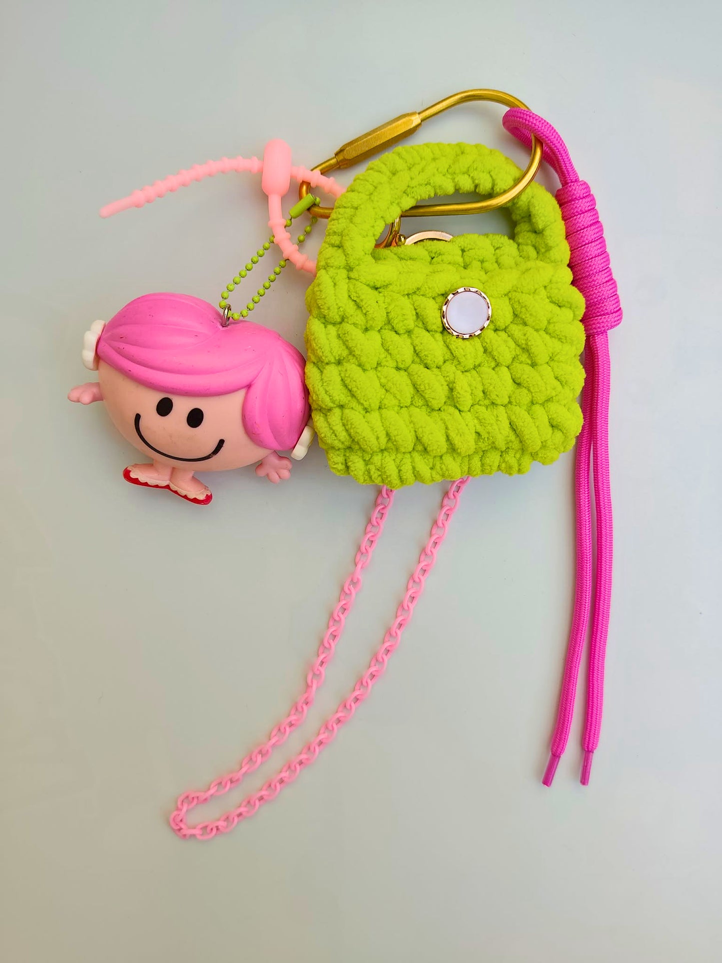 Gri-gri pop culture rose et vert avec cordons et mousqueton de qualité, figurine upcyclé