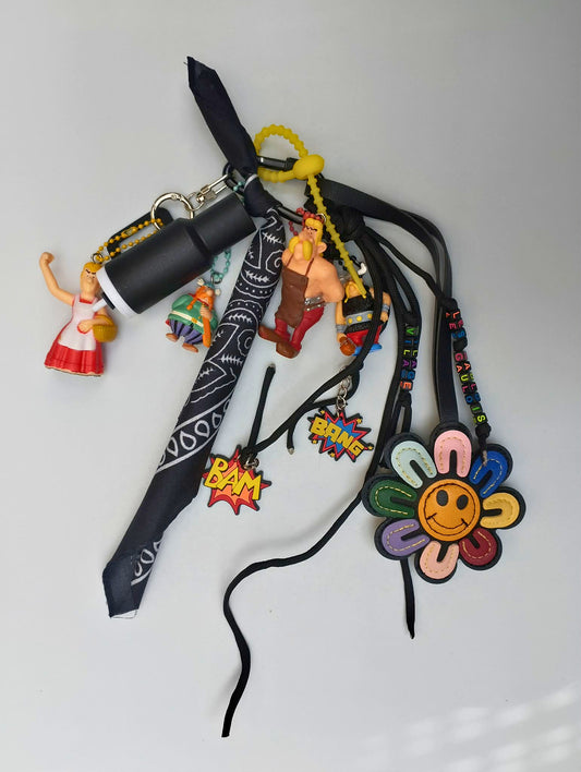 Bijou de sac artisanal les gaulois aux tons multi-couleurs , agrémenté d'un bandana noir et de figurines upcyclées, création porte bonheur Totem Pop 