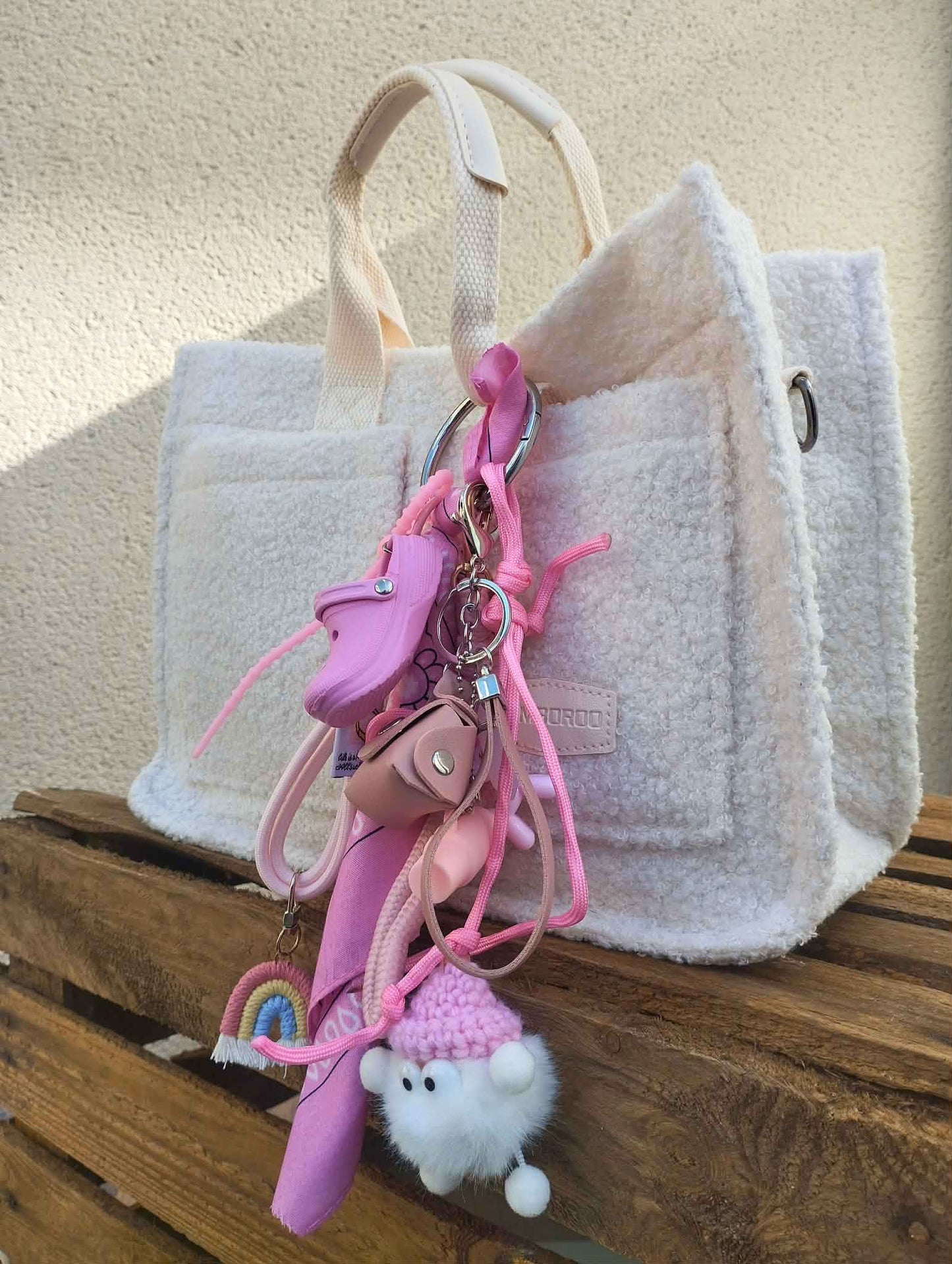 Bijou de sac thématique rose avec accessoires miniatures et harmonie de couleurs, Totem Pop.