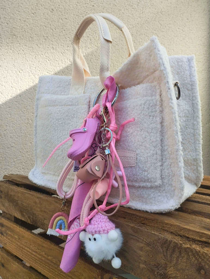 Bijou de sac thématique rose avec accessoires miniatures et harmonie de couleurs, Totem Pop.