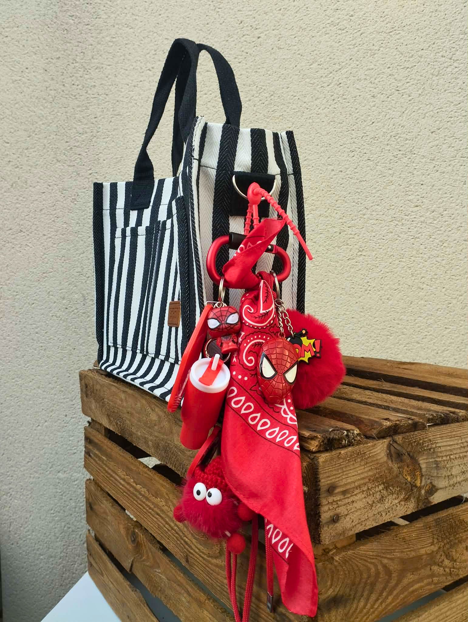 Accessoire porte bonheur de sac Pop et coloré rouge et pendentifs ludiques, inspiré des super héros