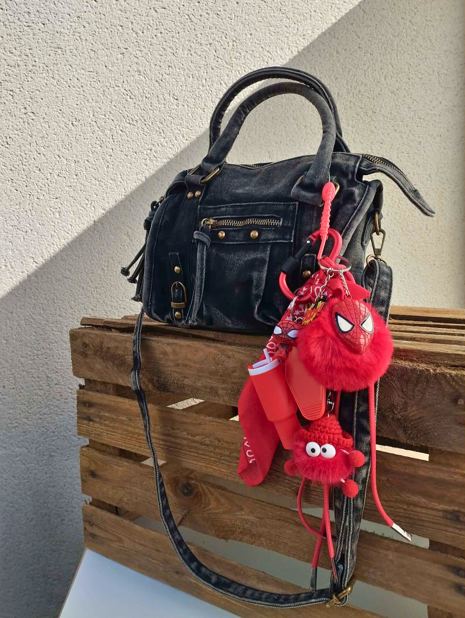 Accessoire porte bonheur de sac Pop et coloré rouge et pendentifs ludiques, inspiré des super héros