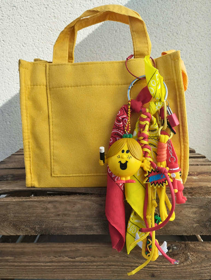 Bijou de sac couleur rouge et jaune inspiration pop culture et figurine upcyclée artisanale