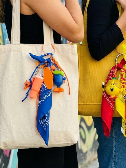 Accessoire de sac coloré tendance avec mousqueton robuste, charms modernes et bandana bleu. Cadeau porte bonheur