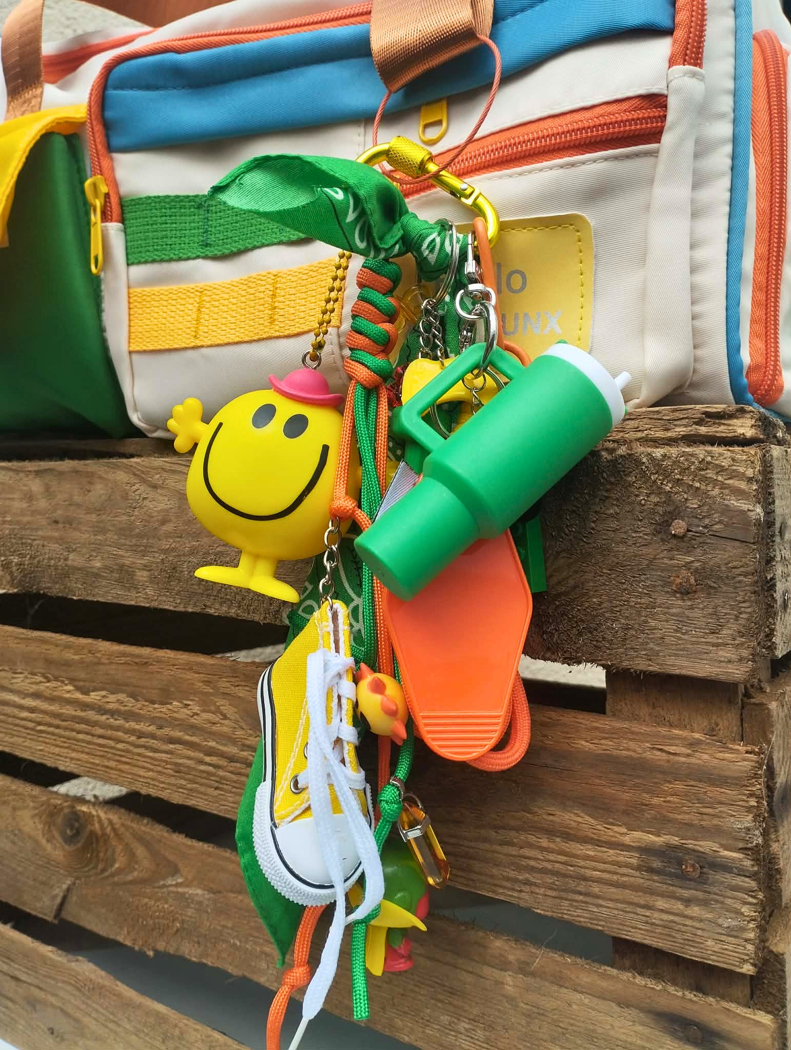L'un des emblématiques gri-gris de chez Totem Pop, un concentré de couleurs et de bonne humeur à accrocher partout comme porte bonheur. 