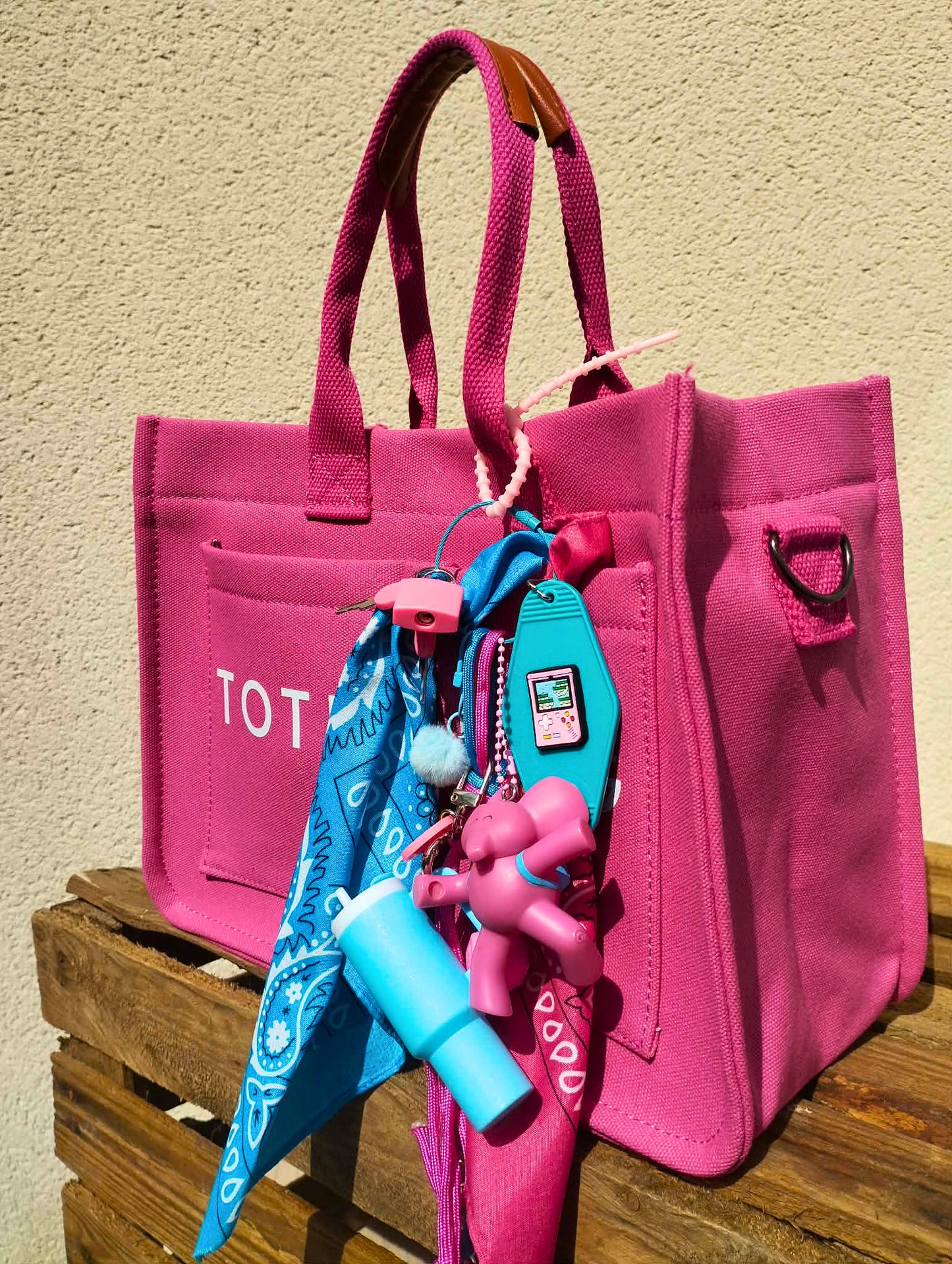 Bijou de sac rose et bleu mignon avec breloques et charms, figurine upcyclée