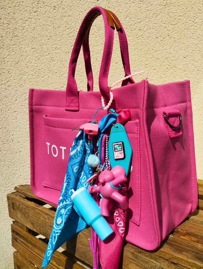 Bijou de sac rose et bleu mignon avec breloques et charms, figurine upcyclée