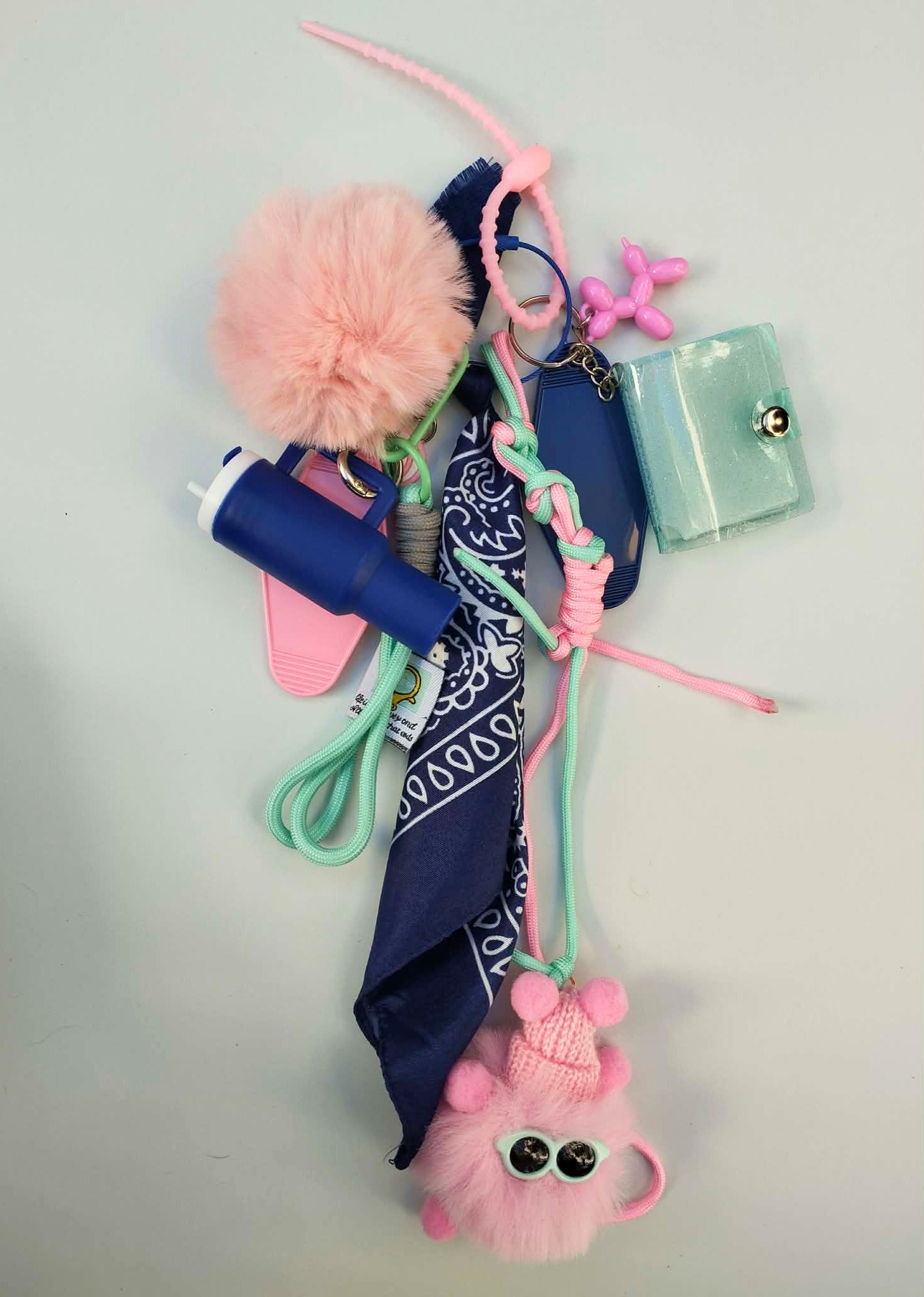 Bijou de sac artisanal bou bubble aux tons rose et bleu nuit agrémenté d'un bandana et de charms colorés, création Totem Pop