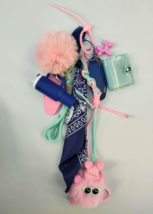 Bijou de sac artisanal bou bubble aux tons rose et bleu nuit agrémenté d'un bandana et de charms colorés, création Totem Pop
