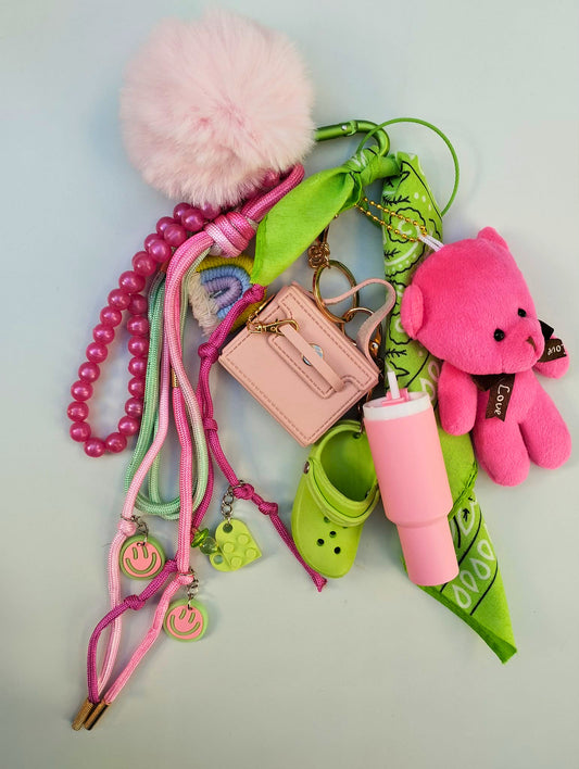 Porte bonheur Pom Candy, bijoux de sac rose et vert pomme avec breloque et charms. 
