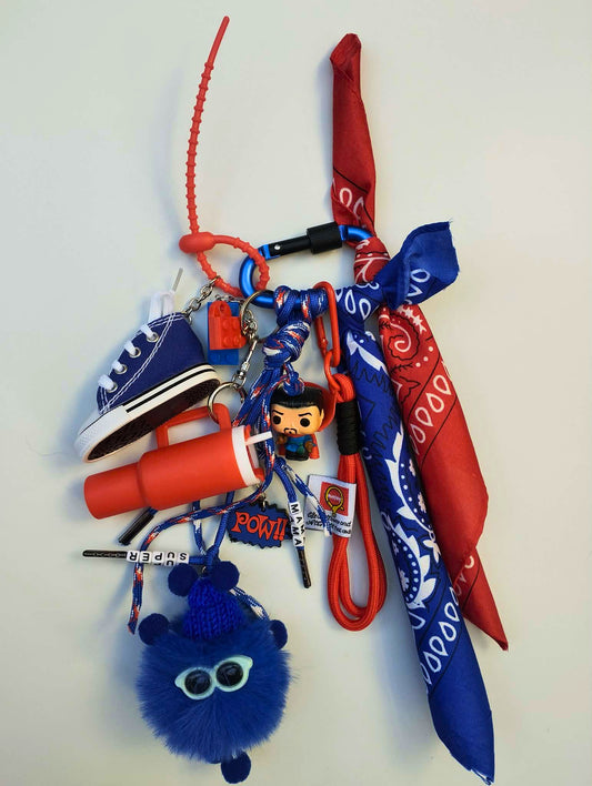 Porte-clés gri-gri totem contrasté rouge et bleu, assemblage de pièces et matières textiles, Totem Pop