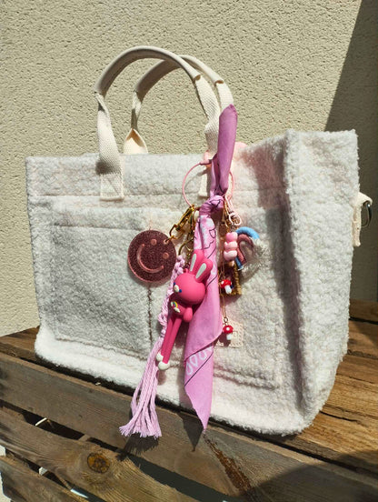 Bijou de sac doux avec éléments en crochet et breloques champignons, modèle roxy rabbit de la Tribu/collection smile