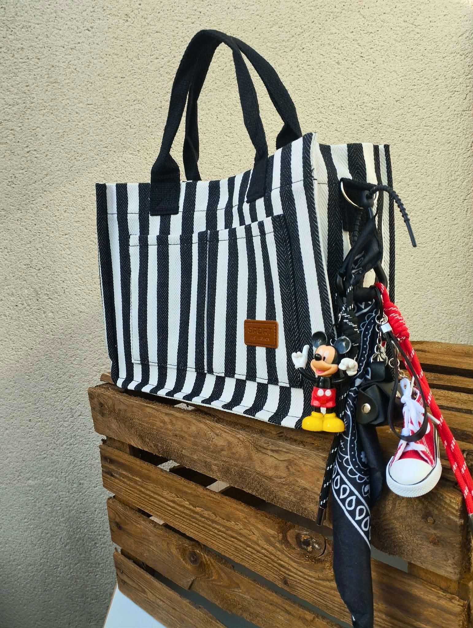 bijou de sac au style rétro avec breloques vintage et figurine réinventée, pièce unique Totem Pop. 