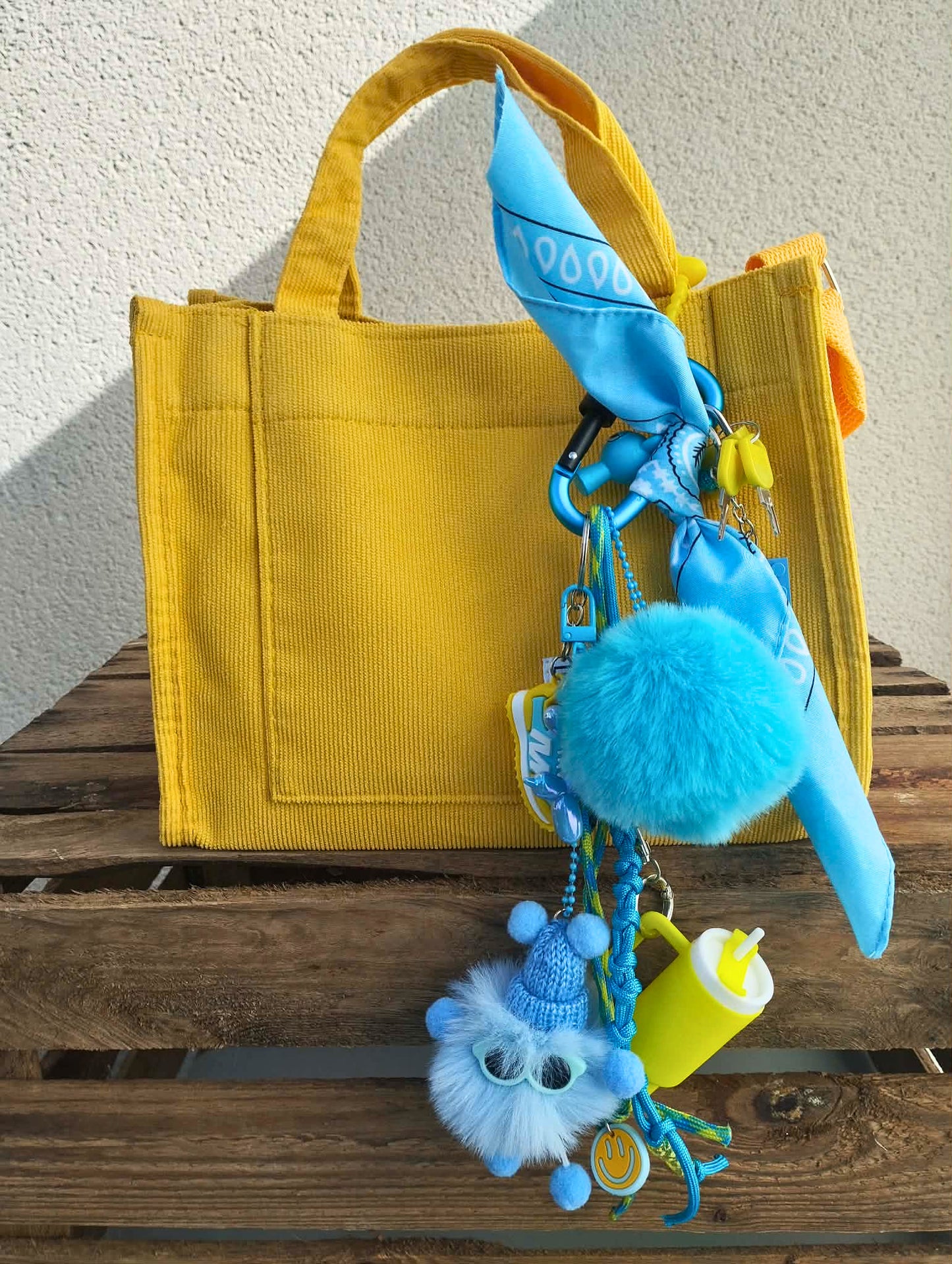 Bijou de sac rigolo bleu pastel et jaune, porte bonheur parfait pour offrir cadeau