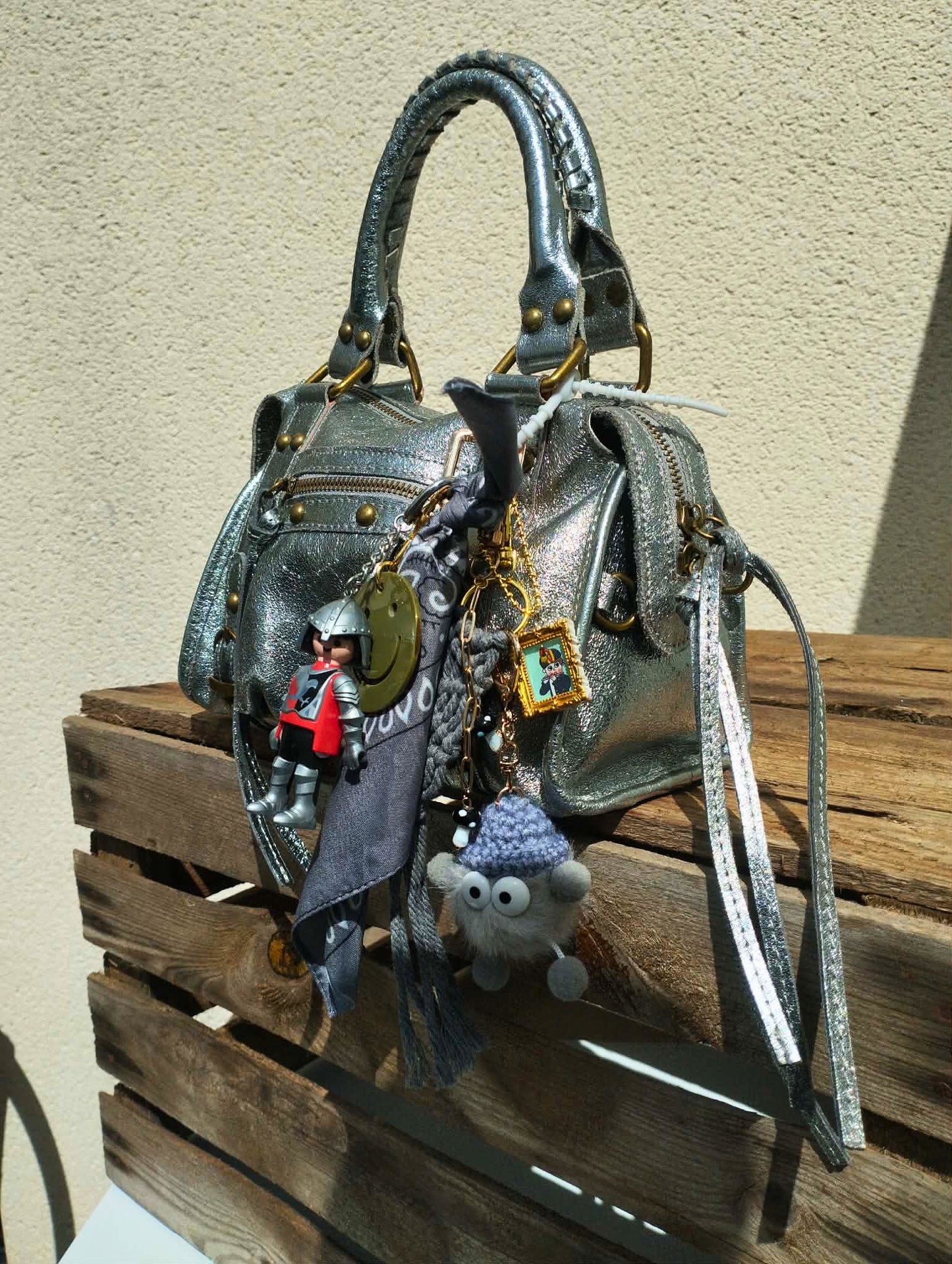 sac avec gri-gri porte bonheur artisanale totem pop bijou de sac 