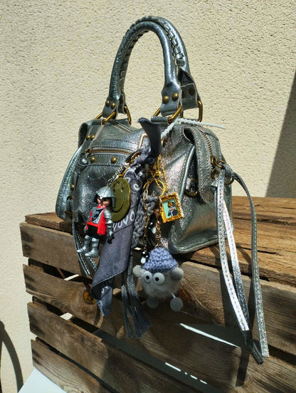 sac avec gri-gri porte bonheur artisanale totem pop bijou de sac 