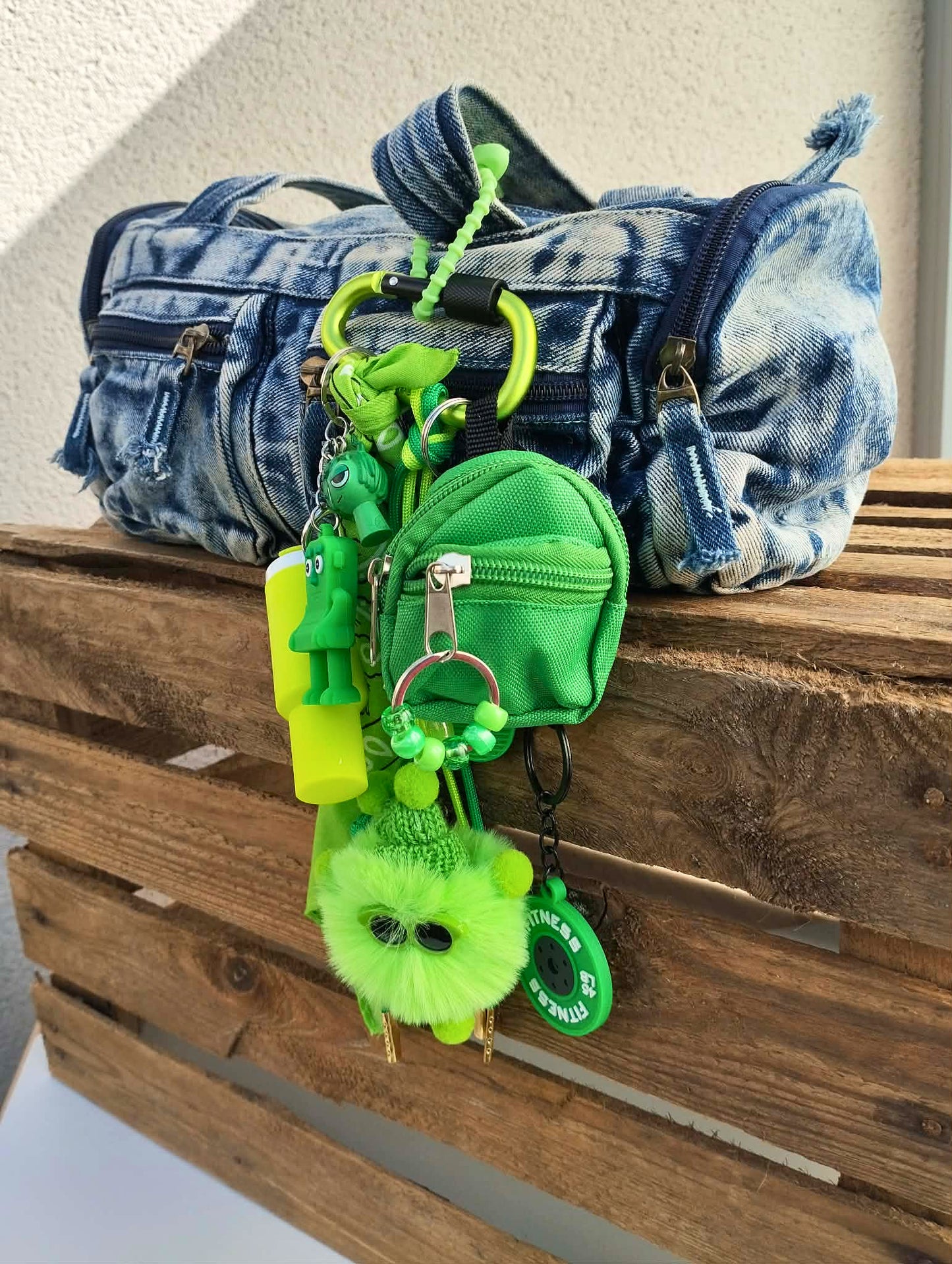 bijou de sac vert flashy amusant avec charms et éléments graphiques, création artisanale française Totem Pop