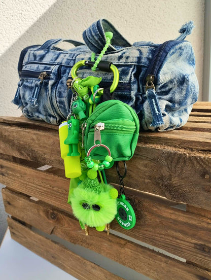 bijou de sac vert flashy amusant avec charms et éléments graphiques, création artisanale française Totem Pop