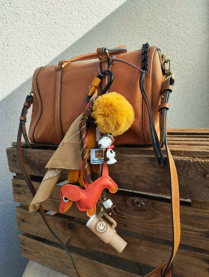 Bijou de sac thématique Coffee avec accessoires miniatures et harmonie de couleurs marron, chocolat créme, Totem Pop. porte bonheur cadeau