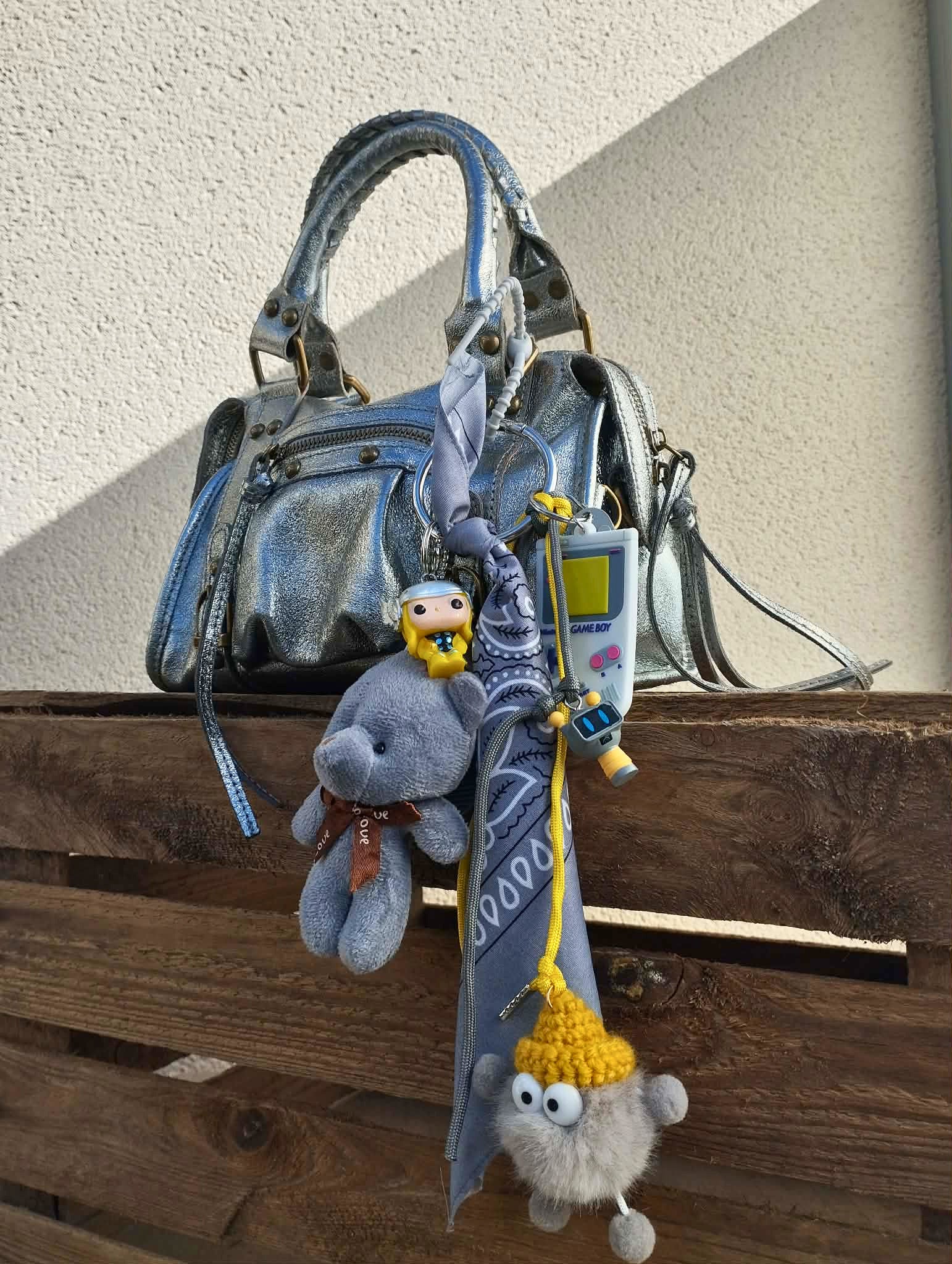 Accessoire de sac Pop et coloré avec pompon gris et jaune et pendentifs ludiques, issu de la Tribu gribouilles